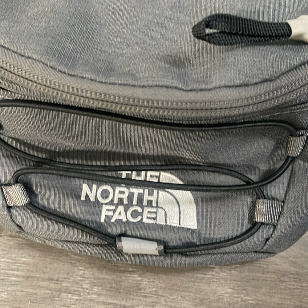 The North Face Waist bag 
Great condition 
Good quality - Picture 5 of 6